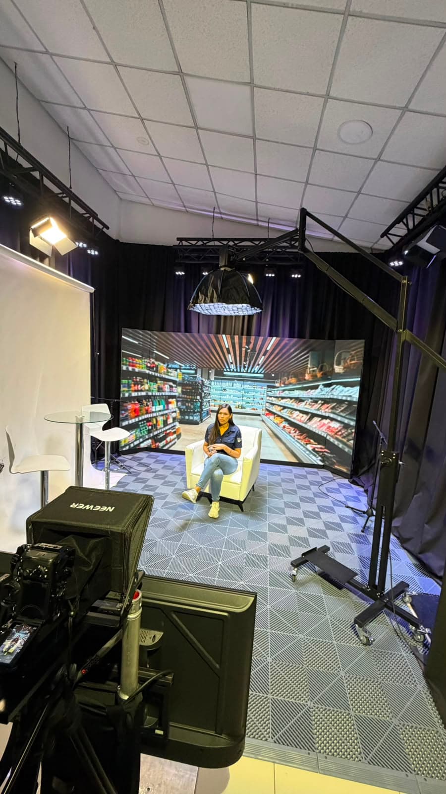 Iluminación y ambiente del estudio preparado para grabación.