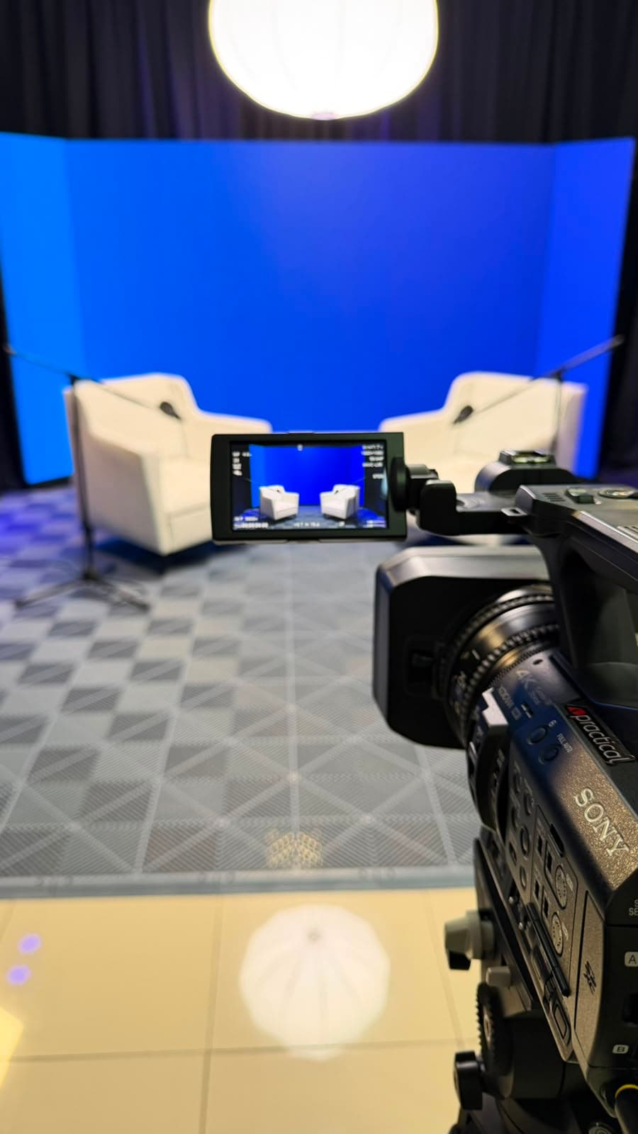 Set de podcast con micrófonos y pantalla LED.