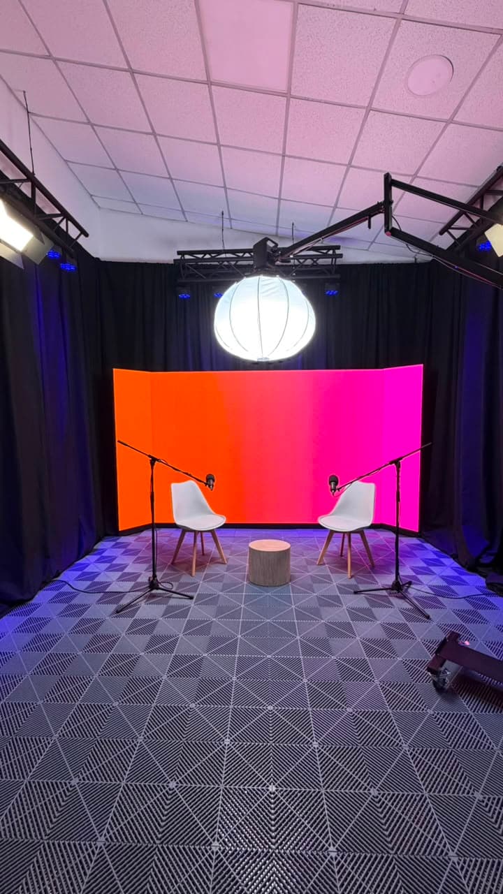 Vista vertical del estudio con set y pantalla LED.